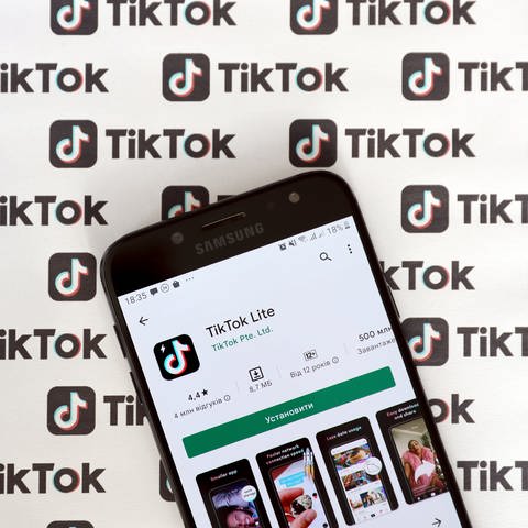 Die App "TikTok Lite" auf einem Handy.