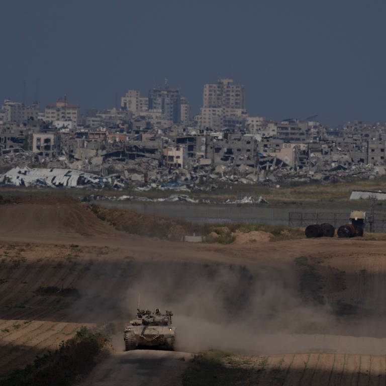 Israelische Soldaten bewegen sich auf einem Panzer nahe der Grenze zwischen Israel und Gaza. - Heute wird in Kairo und Riad über eine mögliche Waffenruhe und Geiselfreilassung verhandelt.