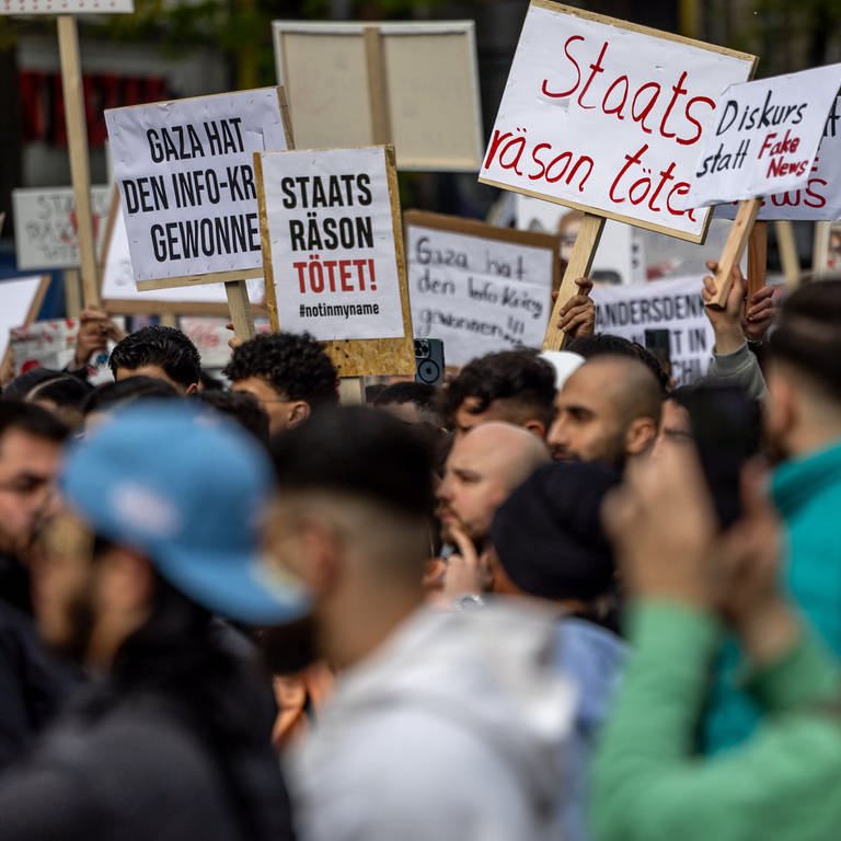 Demonstrierende auf einer islamistischen Veranstaltung in Hamburg: Deutliche Äußerung gegen Demokratie in Deutschland