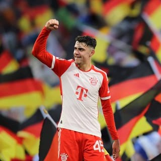 Aleksandar Pavlović vom FC Bayern München fährt mit zur EM! Nach Schlotterbeck und Tah ist er der dritte Spieler, der bekannt ist.