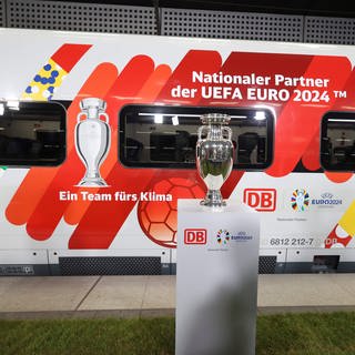Bei der Bekanntgabe der Partnerschaft zwischen Deutscher Bahn (DB) und der UEFA zur Europameisterschaft 2024 wird der originale EM-Pokal und ein entsprechend gestalteter ICE vorgestellt. 
