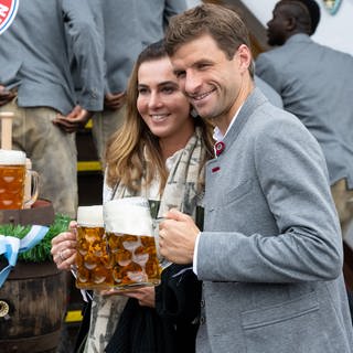 Thomas Müller vom FC Bayern München und seine Frau Lisa kommen in das Käferzelt auf dem Oktoberfest auf der Theresienwiese.