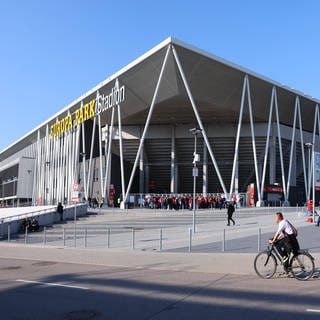 Das Europa-Park-Stadion des SC Freiburg von außen.