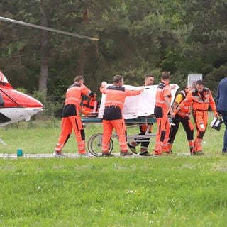 Slowakei, Ministerpräsident Robert Fico durch Schüsse lebensgefährlich verletzt.
