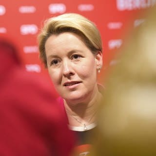 Archivbild: Franziska Giffey (SPD), Berliner Senatorin für Wirtschaft, Energie und Betriebe, äußert sich nach der Sitzung des Berliner SPD-Landesvorstands gegenüber Journalisten. 