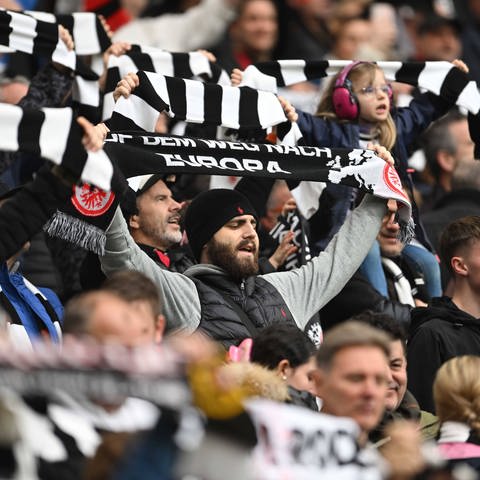 Fußball Fans von Eintracht Frankfurt: Warnung vor K.O.-Tropfen im Stadion