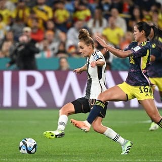 Fußball, Frauen: WM, Deutschland - Kolumbien, Vorrunde, Gruppe H, 2. Spieltag im Sydney Football Stadium, Deutschlands Lina Magull (l) und Kolumbiens Lady Andrade kämpfen um den Ball.