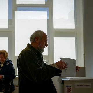 Ein Wähler gibt in Kroatien seine Stimme für das neue Parlament ab.  (Foto: dpa Bildfunk, picture alliance/dpa/AP | Darko Bandic)