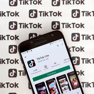 Die App "TikTok Lite" auf einem Handy. (Foto: IMAGO, IMAGO / Pond5 Images)