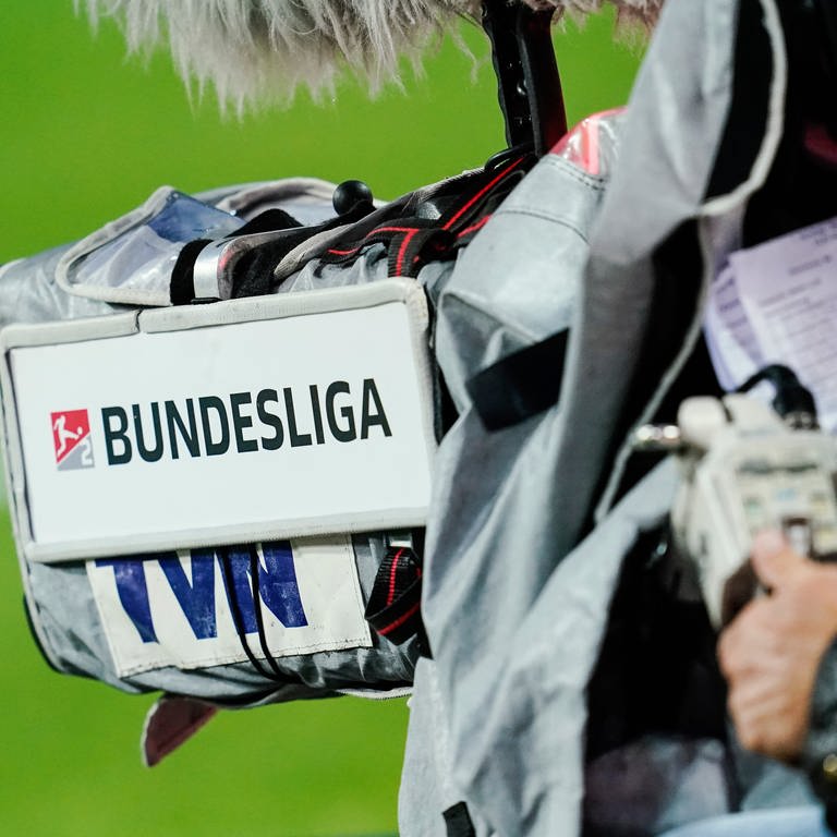 SYMBOLBILD: An einer Fernsehkamera am Spielfeldrand ist die Aufschrift «Bundesliga» angebracht.