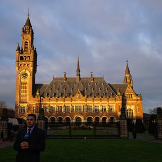 Der Friedenspalast in Den Haag, in dem das oberste Gericht der Vereinten Nationen - der Internationale Gerichtshof (IGH) - untergebracht ist. (Foto: dpa Bildfunk, picture alliance/dpa/AP | Peter Dejong)