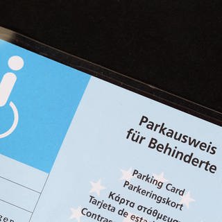 Bild von einem Schwerbehindertenausweis, beziehungsweise einem Parkausweis fuer Behinderte. 