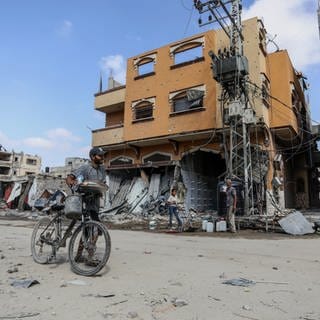 Palästinenser kehren zu ihren zerstörten Häusern zurück, nachdem sich die israelische Armee während der heftigen Kämpfe zwischen Israel und der Hamas aus dem österreichischen Viertel zurückgezogen hat. (Foto: dpa Bildfunk, picture alliance/dpa | Abed Rahim Khatib)
