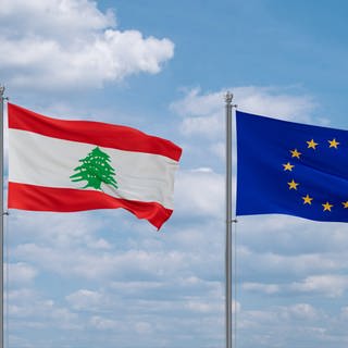 Die Flaggen der EU und Libanon.