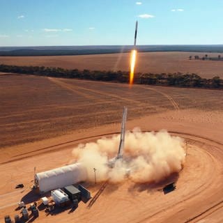 Start der Trägerrakete HyImpulse SR75 in Koonibba, Australien. Die Rakete startete um 14:40 Uhr Ortszeit (ACST) und wird mit Paraffin (Kerzenwachs) und flüssigem Sauerstoff angetrieben.