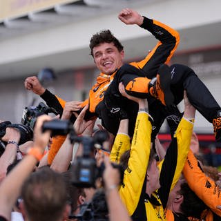 Der britische McLaren-Pilot Lando Norris wird nach seinem Sieg beim Formel-1-Grand-Prix von Miami von seinem Team gefeiert.