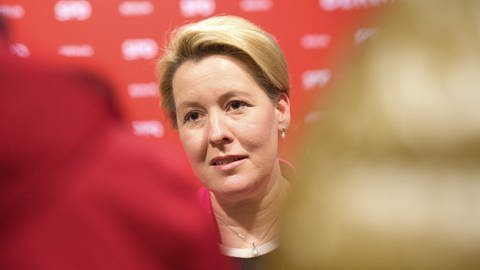 Archivbild: Franziska Giffey (SPD), Berliner Senatorin für Wirtschaft, Energie und Betriebe, äußert sich nach der Sitzung des Berliner SPD-Landesvorstands gegenüber Journalisten. 