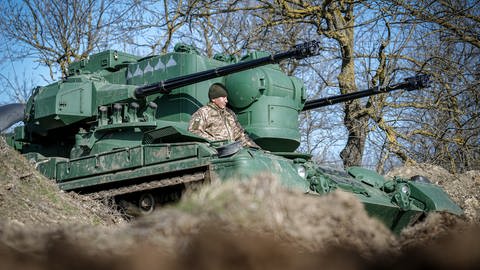 Ein Gepard Flugabwehrkanonenpanzer in seiner Stellung östlich von Odessa. Die EU will die Ukraine mit russischen Milliarden unterstützen.