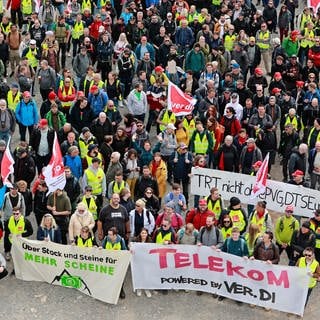 Beschäftigte der Telekom bei einem Warnstreik der Gewerkschaft ver.di