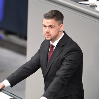 Hannes Gnauck, AfD-Politiker, spricht bei einer Plenardebatte zum Nationalen Veteranentag im Bundestag.