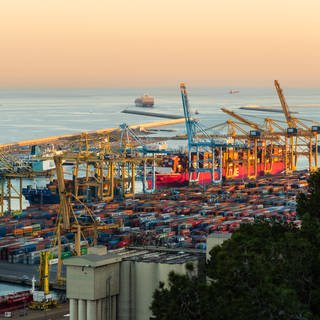 Containerhafen in Barcelona: Spanien verbietet Schiffen mit Waffen für Israel anzulegen.
