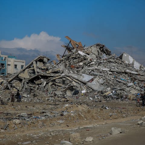 Ein Blick auf die Schäden im Bereich der Al-Maqousi-Türme, des Al-Mashtal-Hotels und der Al-Khalidi-Moschee nach dem Rückzug der israelischen Armee aus dem Norden von der Stadt Gaza.