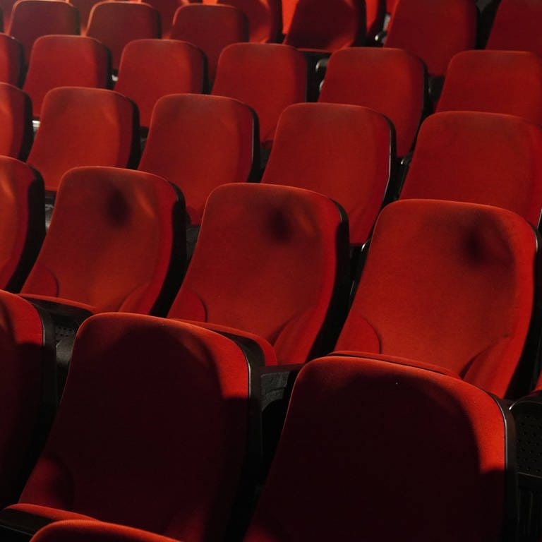 Rote Stühle eines leeren Kinosaals