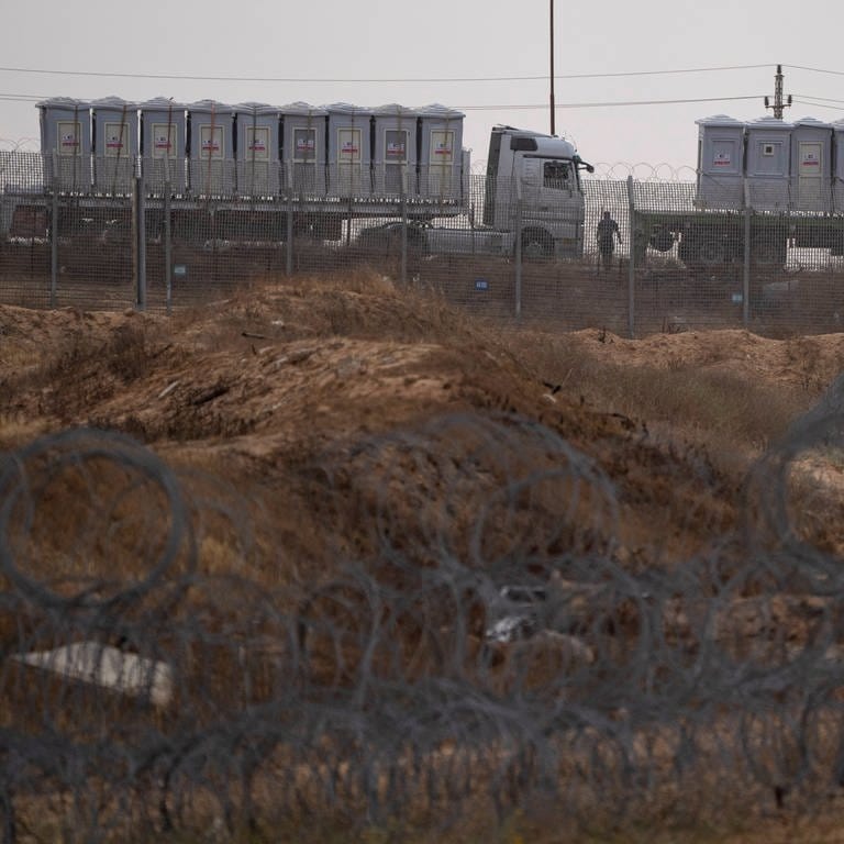 Lastwagen mit humanitären Hilfsgütern für den Gazastreifen warten auf der ägyptischen Seite am Grenzübergang Kerem Schalom.