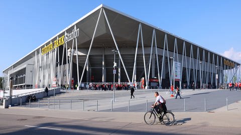 Das Europa-Park-Stadion des SC Freiburg von außen.