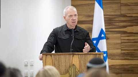 Joaw Galant, Verteidigungsminister von Israel, spricht auf der jährlichen Konferenz der Präsidenten im Hauptquartier des Verteidigungsministeriums. 