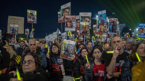 Israelis demonstrieren für die Befreiung der Geiseln: Drei Geiseln wurden tot in Gasa gefunden, darunter Shani Louk