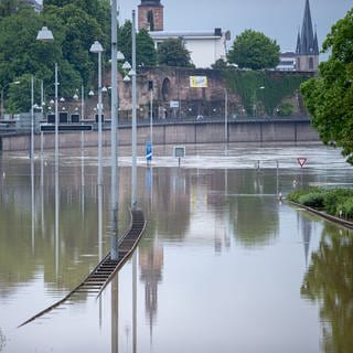 Die Stadtautobahn A620 steht unter Wasser. Heftiger Dauerregen hat im Saarland vielfache Überflutungen und Erdrutsche verursacht.