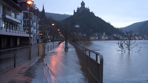 Die Bundesstraße 49 ist in Cochem am Fuß der Reichsburg wegen Überflutung gesperrt. Starke Regenfälle lassen die Mosel weiter ansteigen.