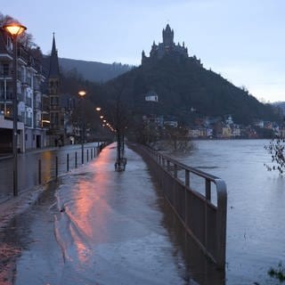 Die Bundesstraße 49 ist in Cochem am Fuß der Reichsburg wegen Überflutung gesperrt. Starke Regenfälle lassen die Mosel weiter ansteigen.