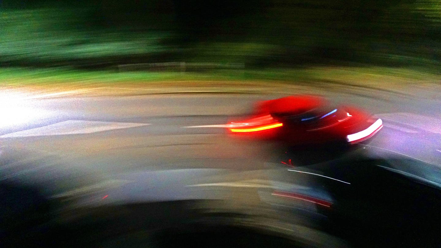 Raser fährt mit hoher Geschwindigkeit Auto. (Foto: IMAGO, IMAGO / Gottfried Czepluch)