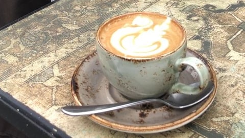 Tasse mit Cappuccino im Café