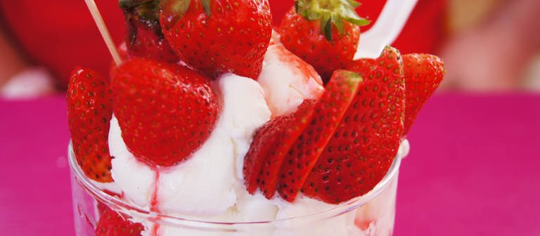 Bild von einem Erdbeer-Eisbecher (Foto: IMAGO, IMAGO / YAY Images)