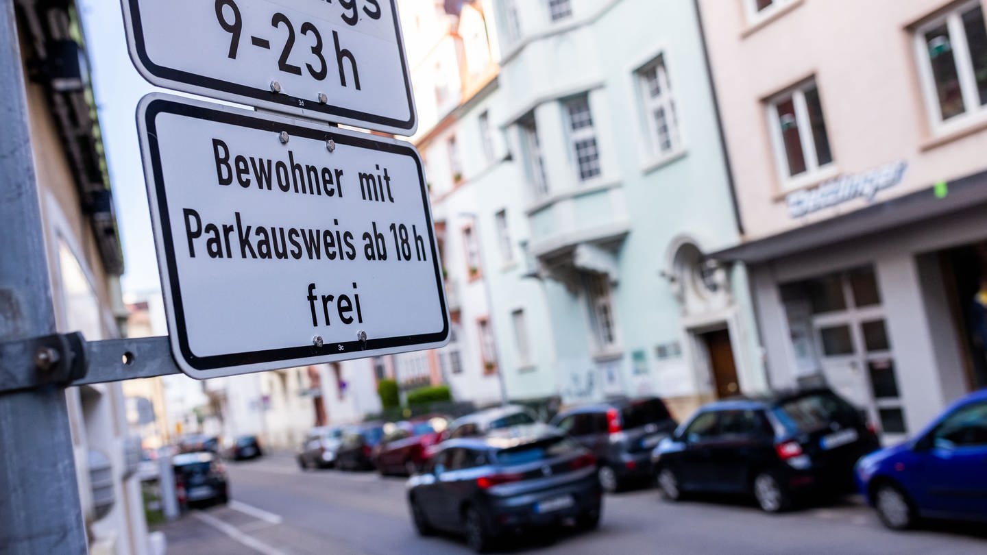 Ein Schild mit der Aufschrift «Bewohner mit Parkausweis frei» kennzeichnet eine Zone mit Anwohnerparkberechtigungen in der Innenstadt.