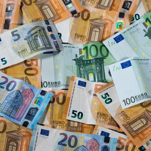Euro-Geldscheine mit unterschiedlichen Werten. (Foto: dpa Bildfunk, picture alliance/dpa/dpa-Zentralbild | Jens Büttner)