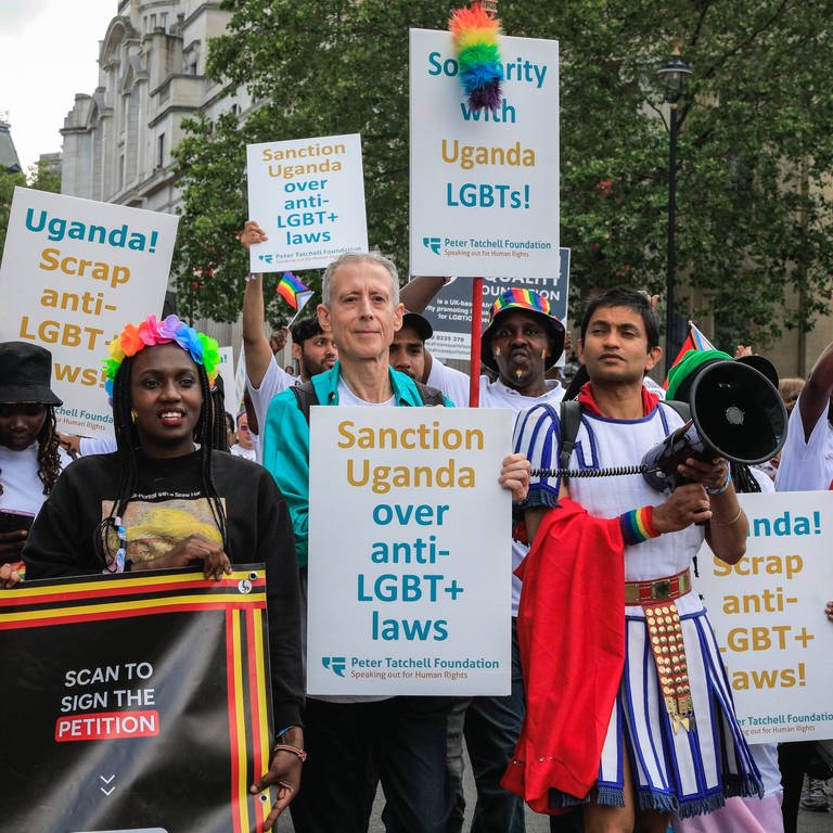 Symbolbild: Menschen in England protestieren gegen das Anti-LGBTQ-Gesetz in Uganda. (Foto: IMAGO, Avalon.red)
