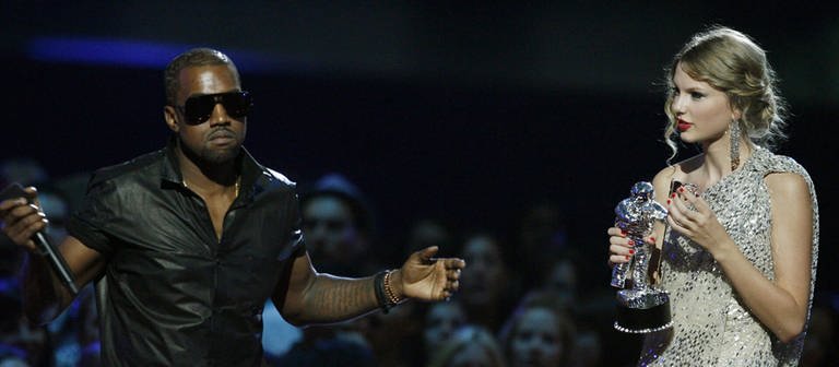 Taylor Swift und Kanye West auf der Bühne bei den MTV Video Music Awards (Foto: picture-alliance / Reportdienste, AP Photo)