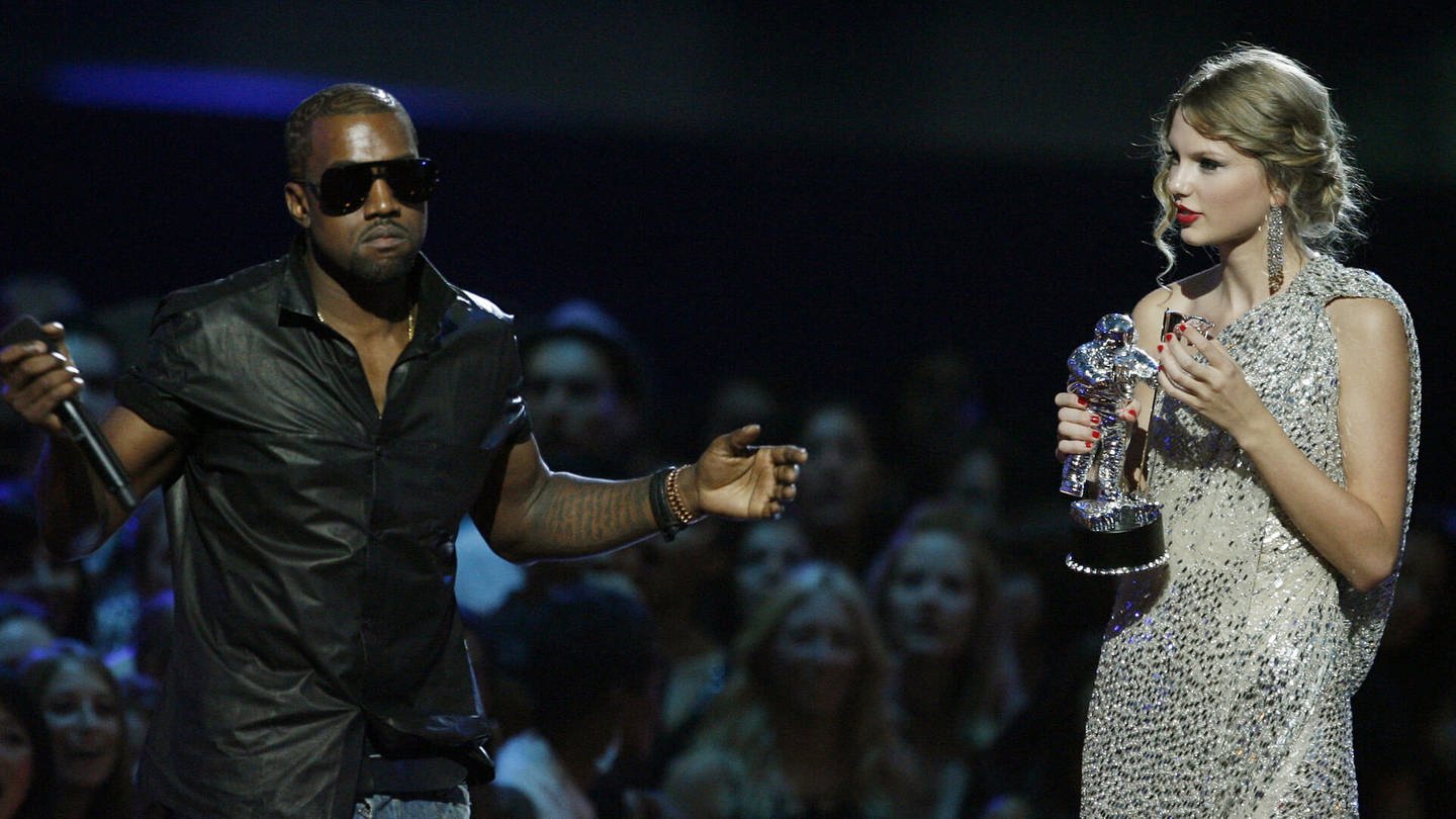 Taylor Swift und Kanye West auf der Bühne bei den MTV Video Music Awards
