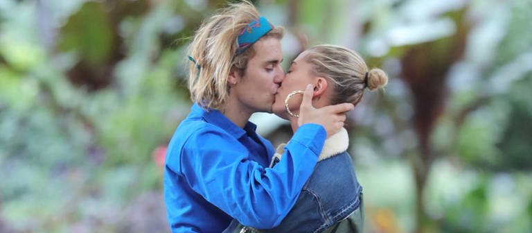Justin Bieber und Hailey Baldwin küssen sich in London (Foto: IMAGO, Matrix)