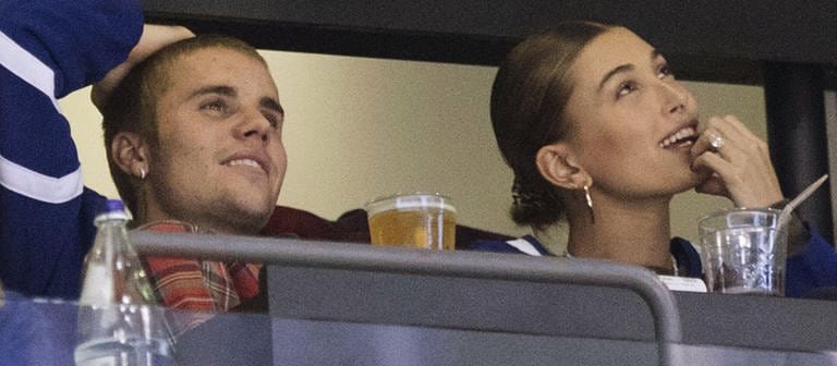 Justin Bieber neben seiner Frau Hailey Bieber bei einem Eishockey Spiel in Toronto.  (Foto: picture-alliance / dpa)
