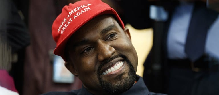 Kanye West bei Donald Trump im Oval Office mit "Make America Great Again"-Cap (Foto: picture-alliance / dpa)