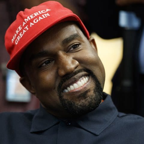 Kanye West bei Donald Trump im Oval Office mit "Make America Great Again"-Cap