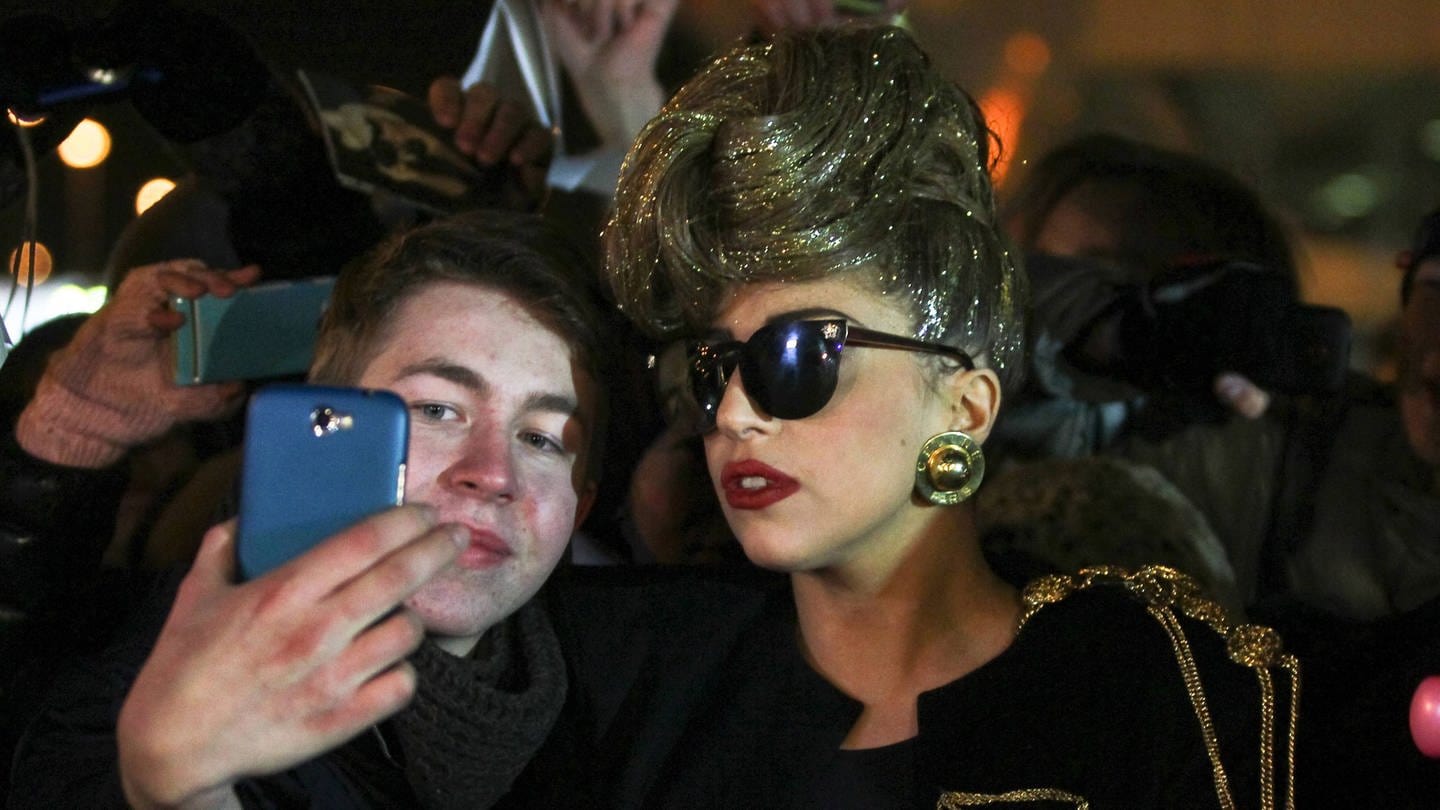 Lady Gaga knipst ein Selfie (Foto: imago/Xinhua)