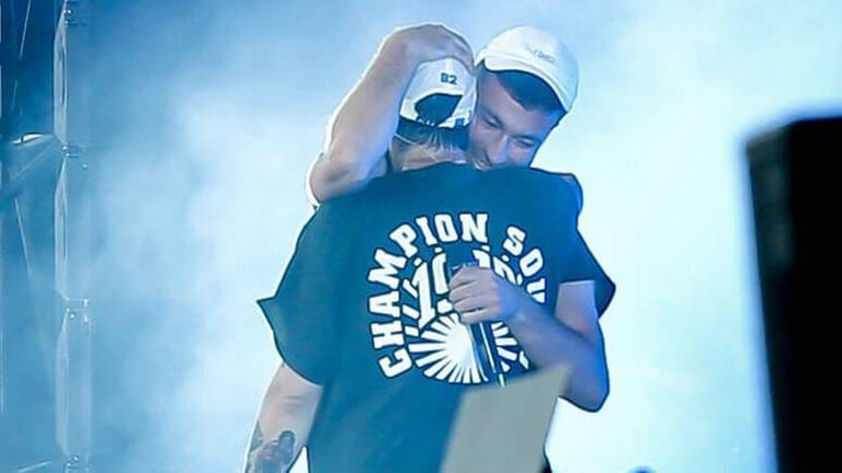 Casper und Marteria umarmen sich auf der Bühne auf dem Lollapalooza Berlin (Foto: IMAGO, Votos-Roland Owsnitzki)