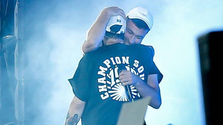 Casper und Marteria umarmen sich auf der Bühne auf dem Lollapalooza Berlin