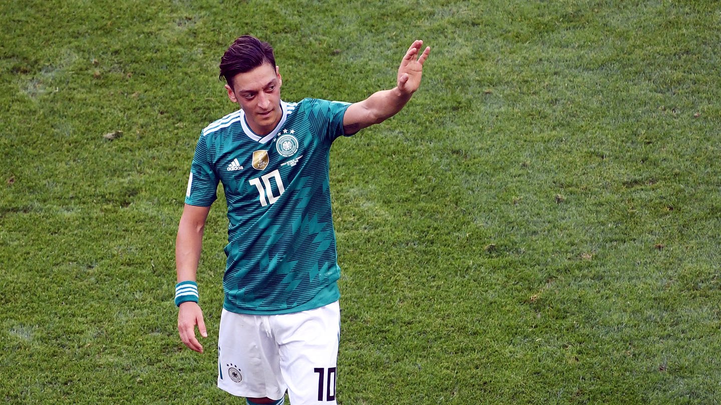 Mesut Özil winkt (Foto: picture-alliance / dpa)